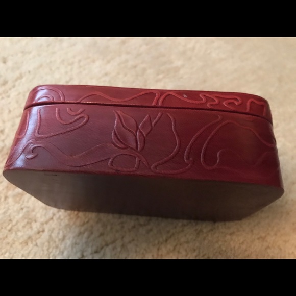 Handmade leather keepsake box. - Picture 2 of 6